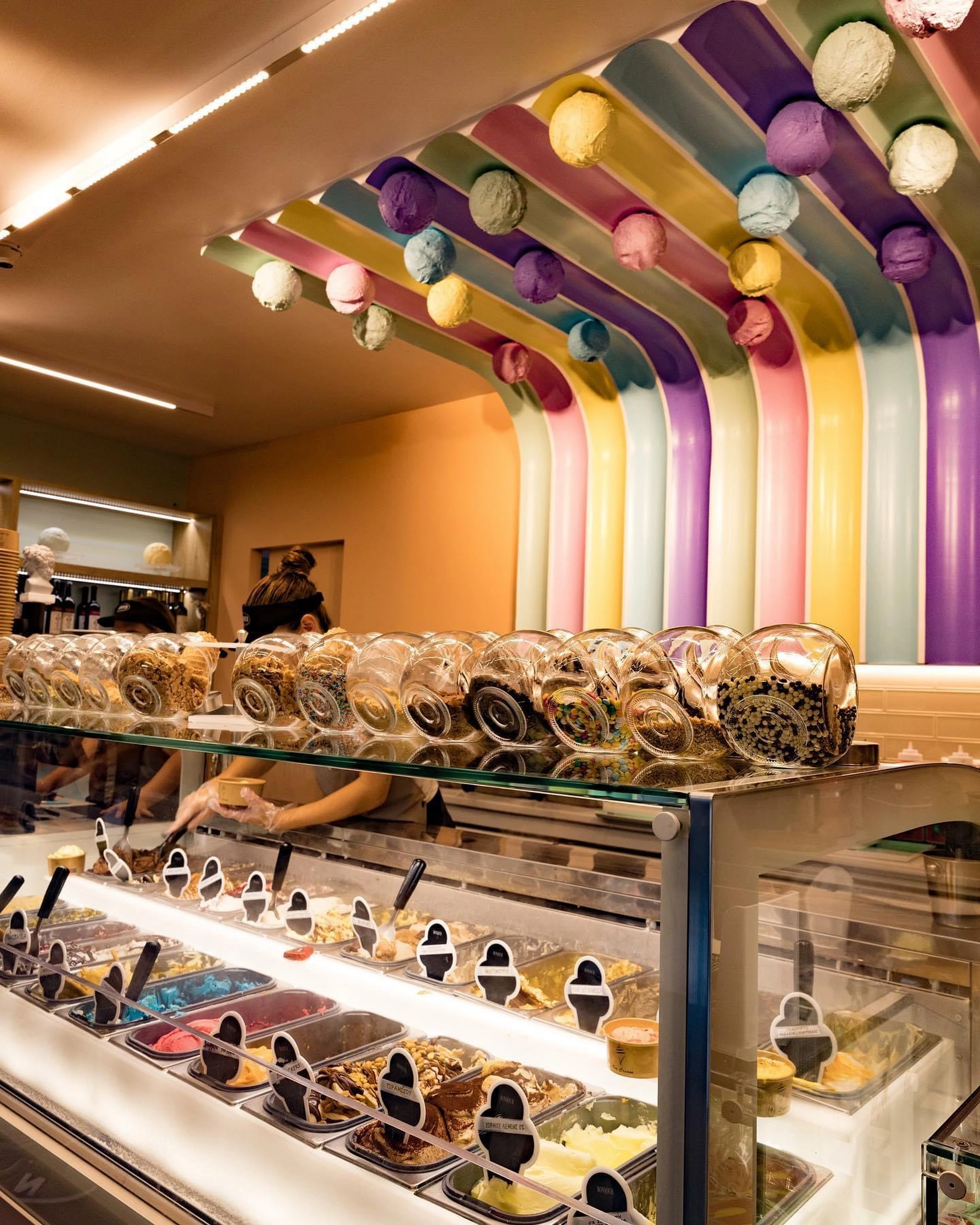 Презентация Gelato под красочными потолочными трубками