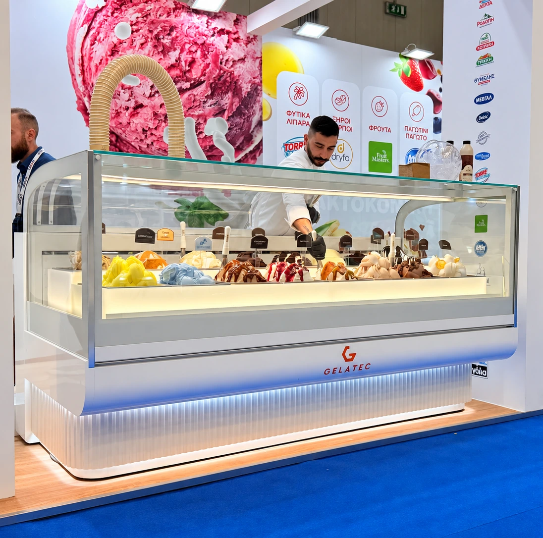 Белый QUADRO с подсвеченной ребристой облицовкой на выставке gelato