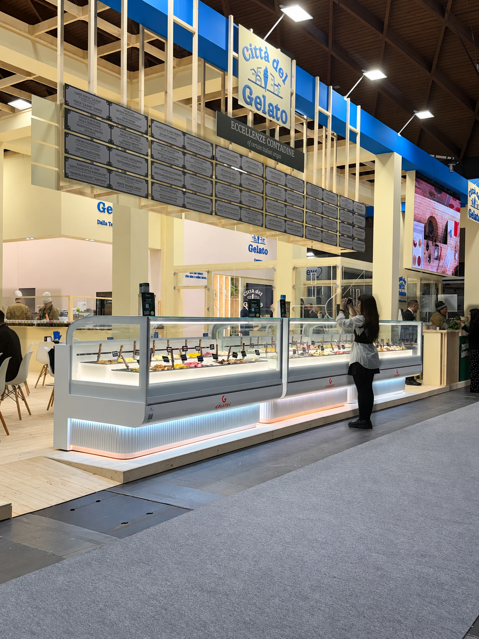 Освещенные витрины QUADRO на выставочном стенде Città del Gelato